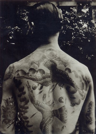 A tattooed man by Unbekannt Unbekannt